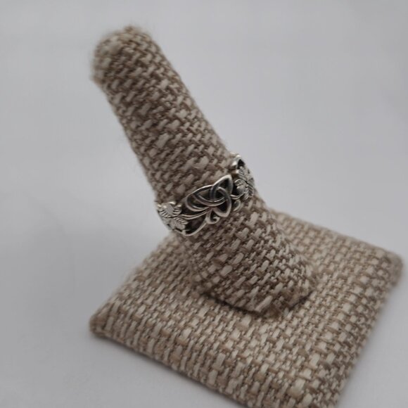 Size 8.25 Sterling Silver Beautiful Flower Celtic Band Ring A3159 - Picture 2 of 8